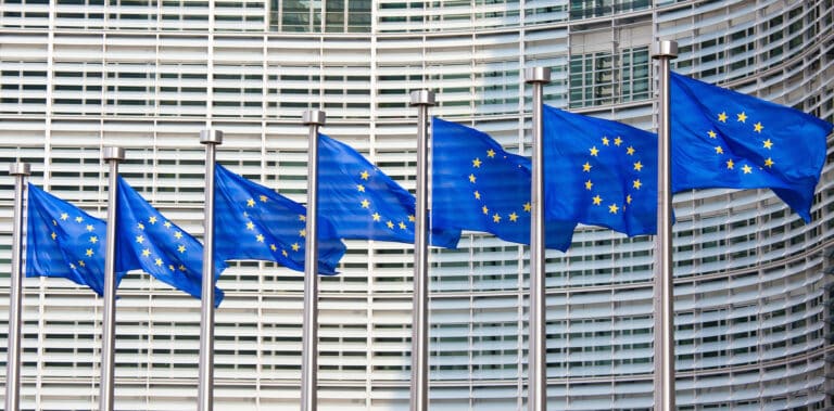 Fahnen der Europäischen Union vor dem EU-Gebäude in Brüssel